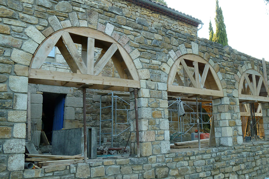 Confortement d’un mur de soutènement en maçonnerie de pierres et création d’une terrasse surélevée