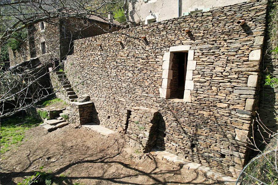 Murs en pierre rénové